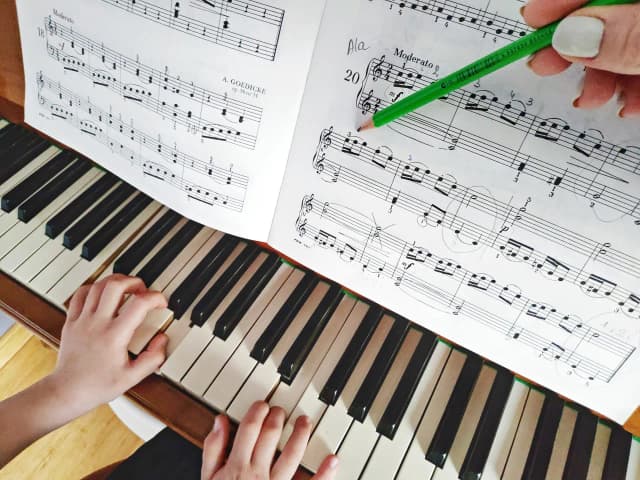 Jak uczyć dziecko gry na pianinie, by nie straciło zainteresowania Jak uczyć dziecko gry na pianinie, by nie straciło zainteresowania
