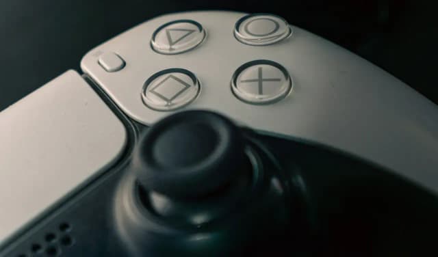 Jak podłączyć pada PS5 do PC przez kabel - proste kroki i porady Jak podłączyć pada PS5 do PC przez kabel - proste kroki i porady